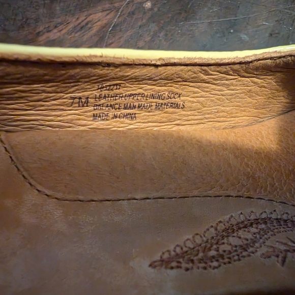 SOFFT Women's 7M Black Patent Leather Peep Toe Pumps with Faux Button Detail EUC - Picture 5 of 5